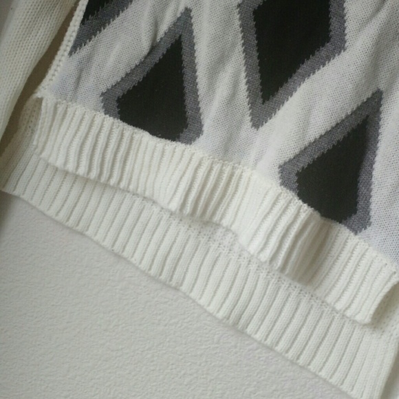 White Geometric Crop Top - Picture 3 of 3