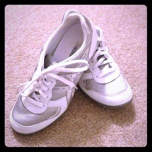 👟GENTLY used SKECHERS size 7 tennis shoes cute🎀