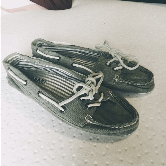 Grey sperrys