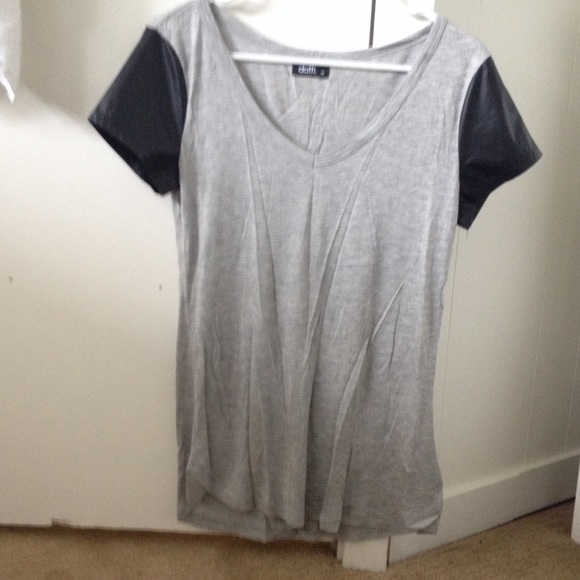 Grey short sleeve shirt.