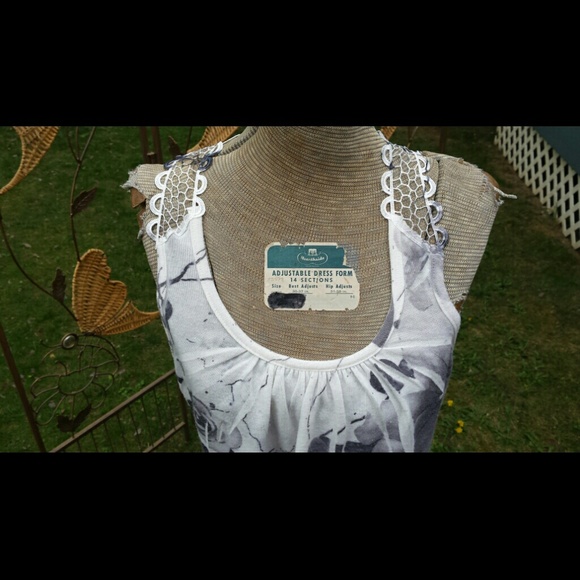 SOLD IN BUNDLE Flattering crocheted top - Picture 2 of 4