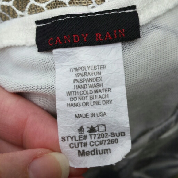 SOLD IN BUNDLE Flattering crocheted top - Picture 4 of 4