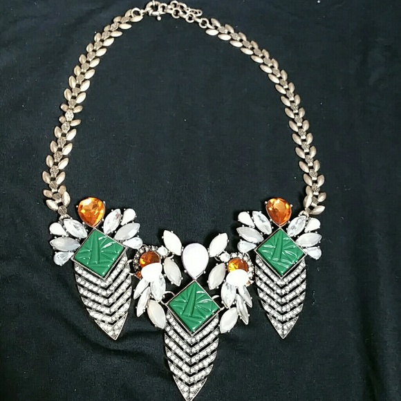 JADE leaf statement necklace - Picture 3 of 4