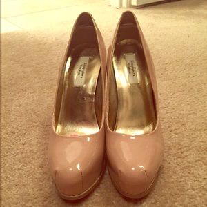 Vera wang nude platform heels