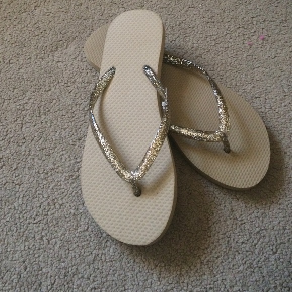 NEW! Gold flip flops. To small.