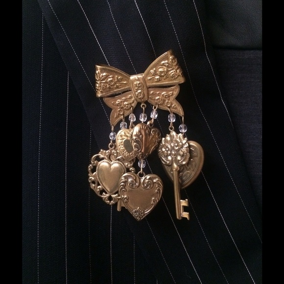Lapel pin