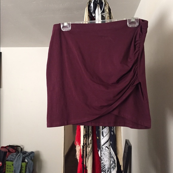 ✨$5✨ SALE!!! Body con cinched burgundy skirt