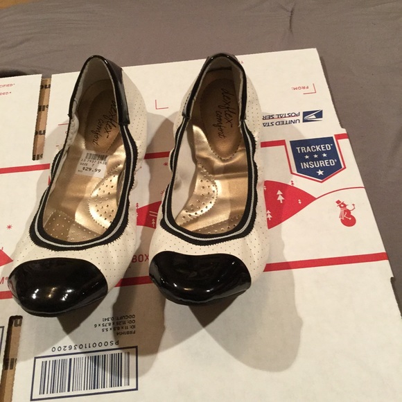 Cute black and white flats