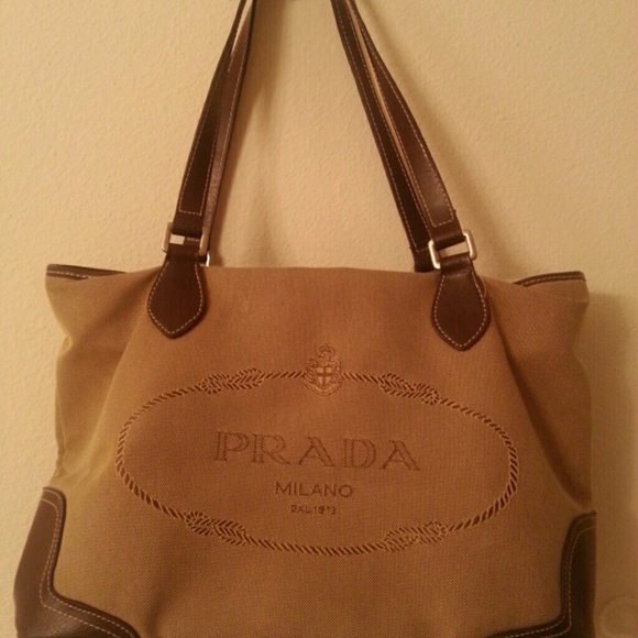 Medium/large hand bag.