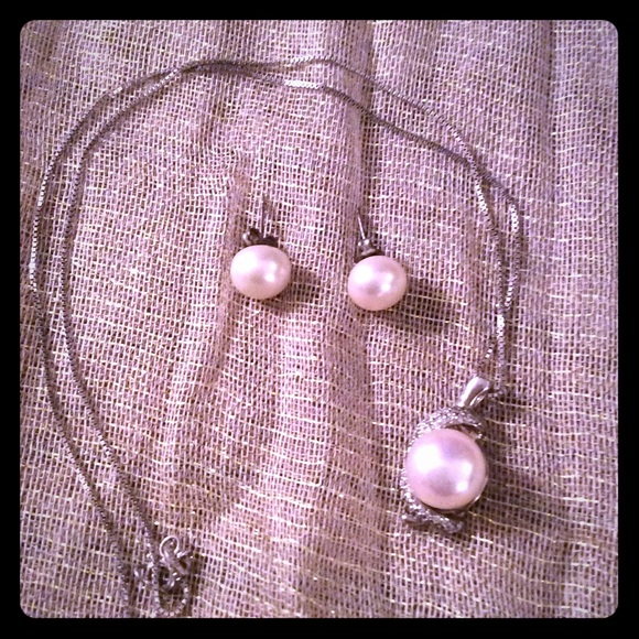 Sterl .925 and gen pearl set + free gift