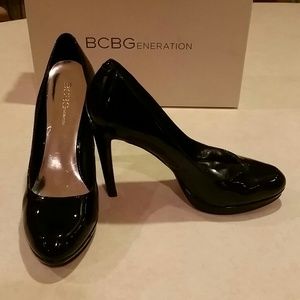 BCBG Black patent leather round toe pumps