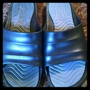 MENS NWOT "SLIDES" BY CHAPS SIZE 11