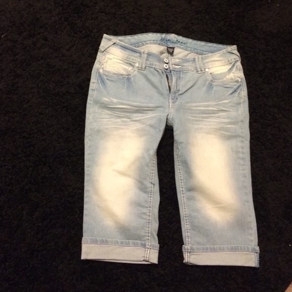 Ariya jeans Capri NWOT!