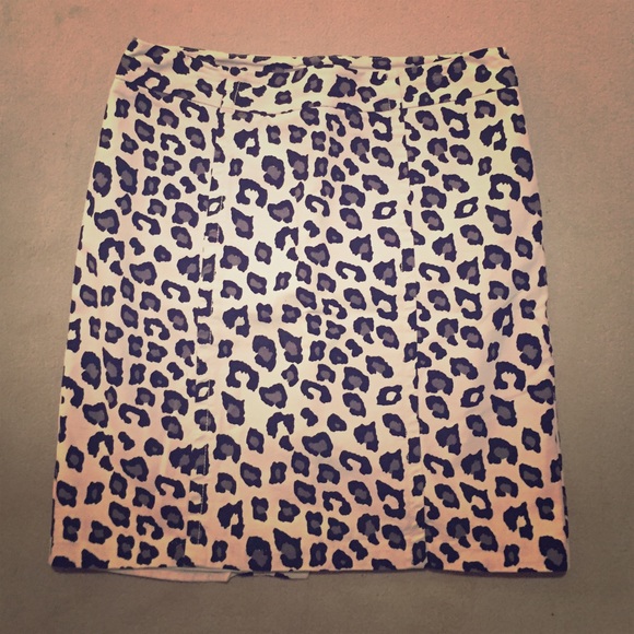 Too cute black & white leopard print pencil skirt!