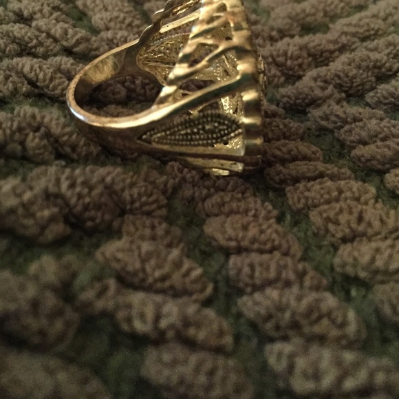 Pretty Ring - Picture 2 of 4