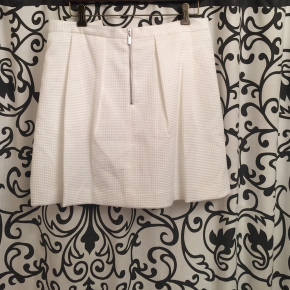 French Connection White pleated skirt. - Picture 3 of 4