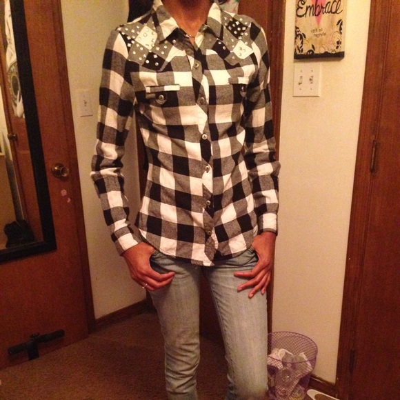 Flannel long sleeve shirt.