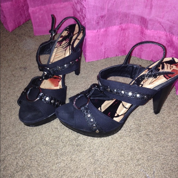 Black heels . Sling backs