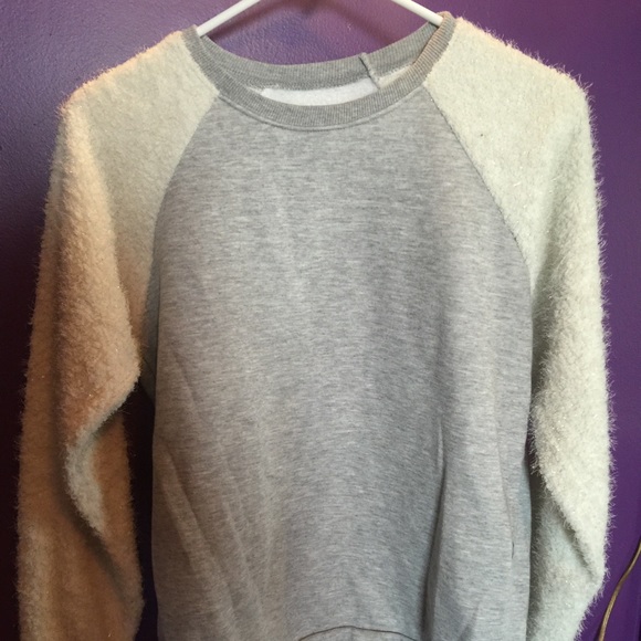 Medium cute fuzzy arms shirt (Korea)