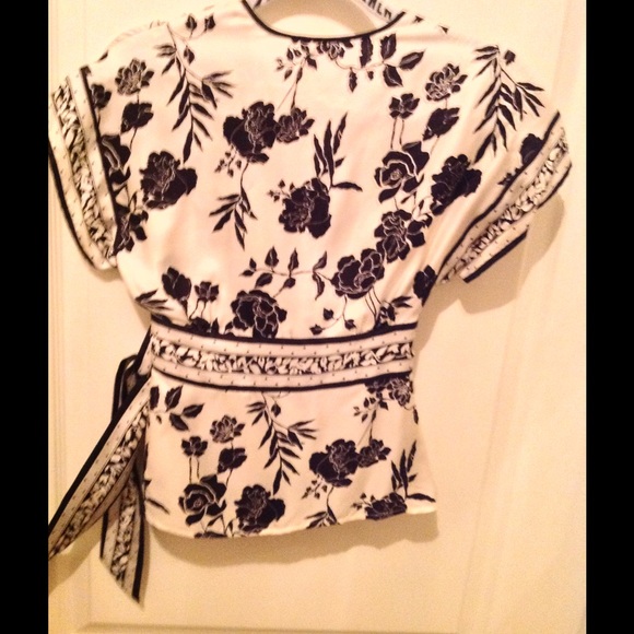 Gorgeous silk wrap style blouse. - Picture 2 of 2