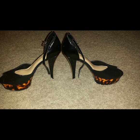 Gianni Bini  Black and Animal Print shoe