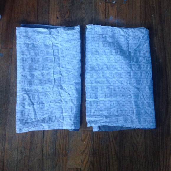 Two white and gray pillow cases - Picture 1 of 4