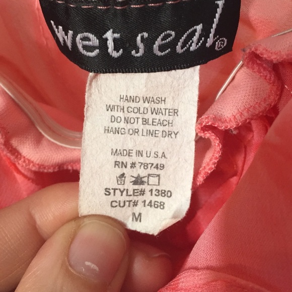 📌BOGO FREE📌Get ready for summer☀️ Cute tank! - Picture 3 of 3