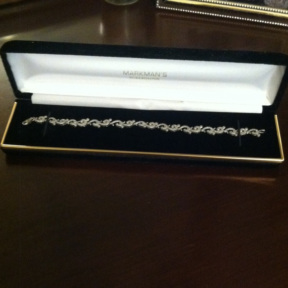 14k white gold tennis bracket 7" long