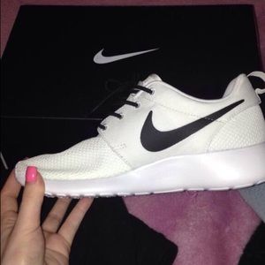 Brand new never worn Nike roshes