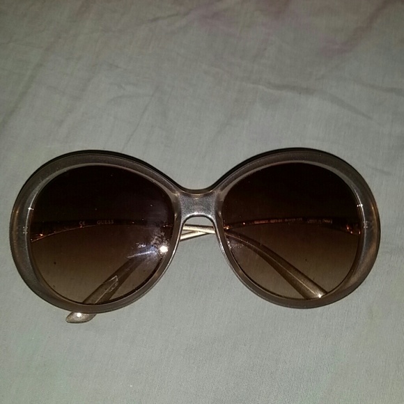 Guess sun glasses Pre owned in excellent condition
