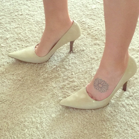 9 1/2 Nine West gently used pointed toe heels.