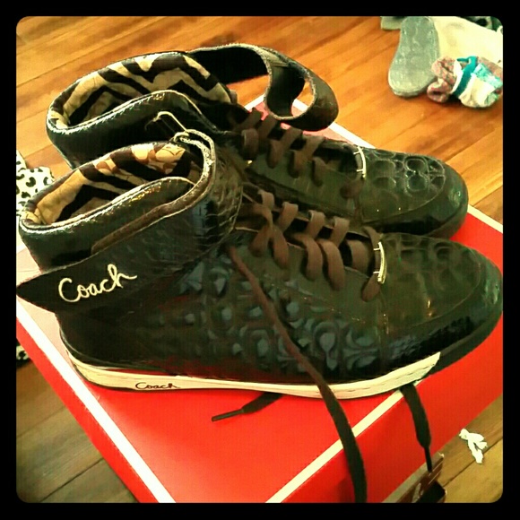 Tennis shoes