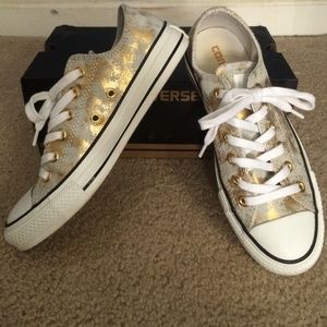 Size 6.5 white and gold Converse