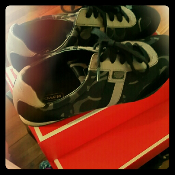 Tennis shoes