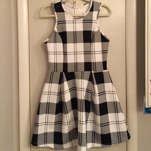 BEAUTIFUL NWT b/w plaid A-line dress - Size Large