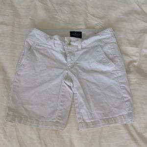 AMERICAN EAGLE OUTFITTERS White Bermuda Stretch