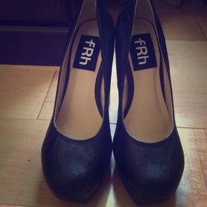 Brand New Black Pumps!!