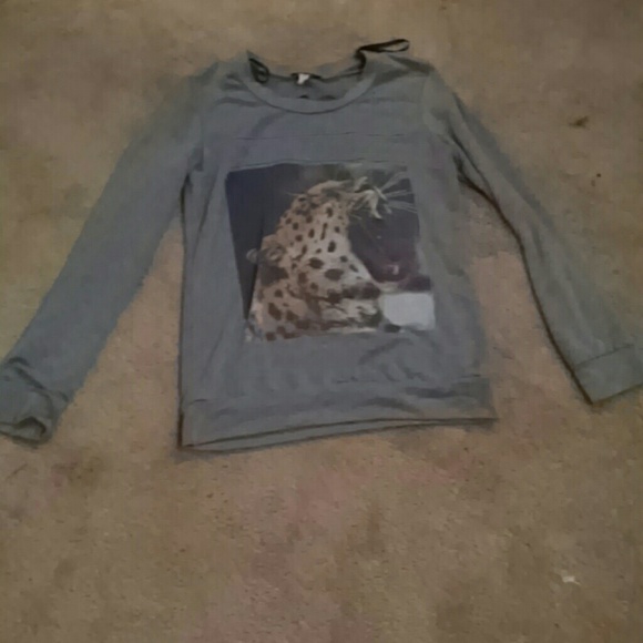 Long sleeve shirt  that says Mondays suck