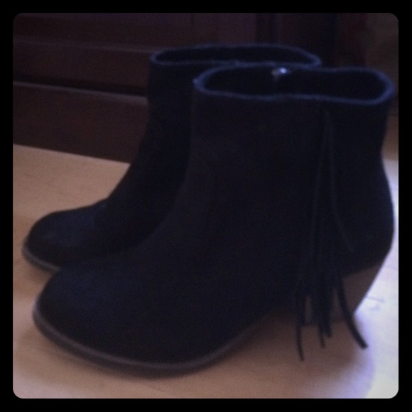 Adorable black fringe booties! - Picture 1 of 4