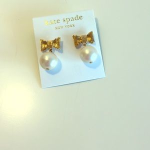 All Wrapped Up Gold & Cream Pearl Earrings