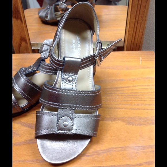Sandals - Picture 2 of 4