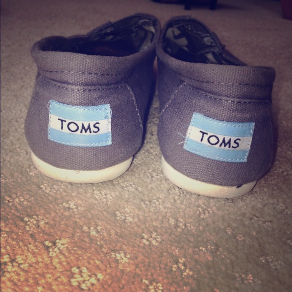 Gray toms-- size 6