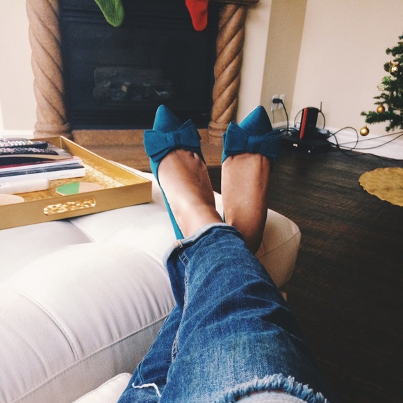 New! Bow-tie pointed pumps.