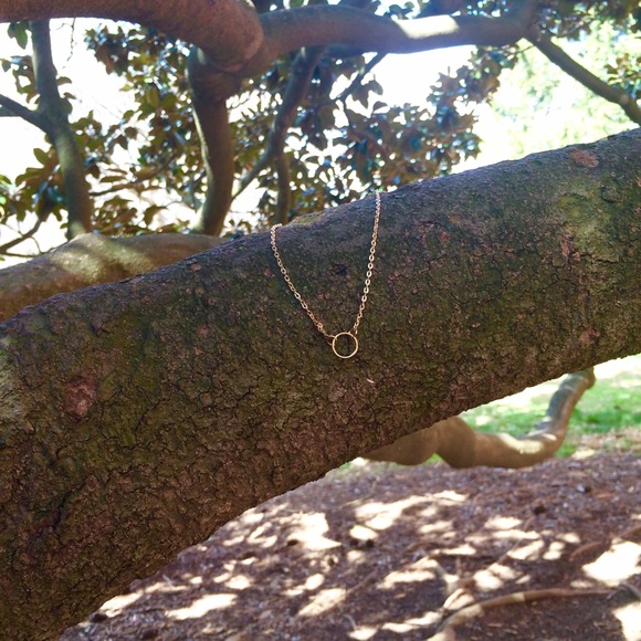 Gold circle necklace - Picture 2 of 4