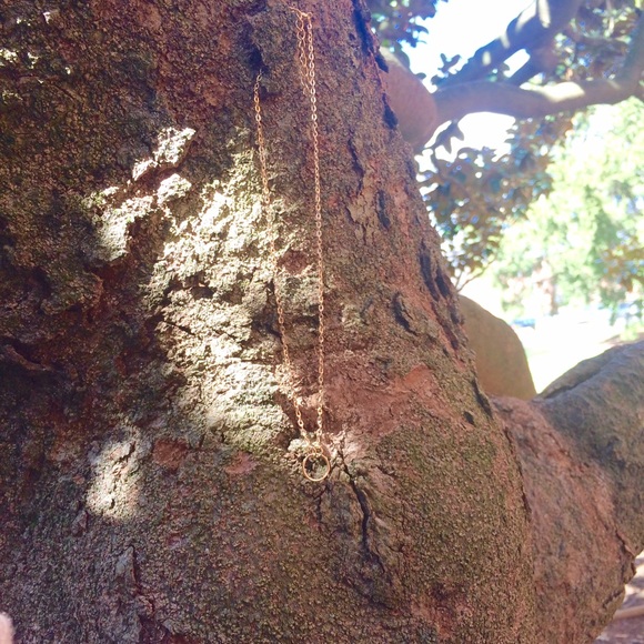 Gold circle necklace - Picture 3 of 4