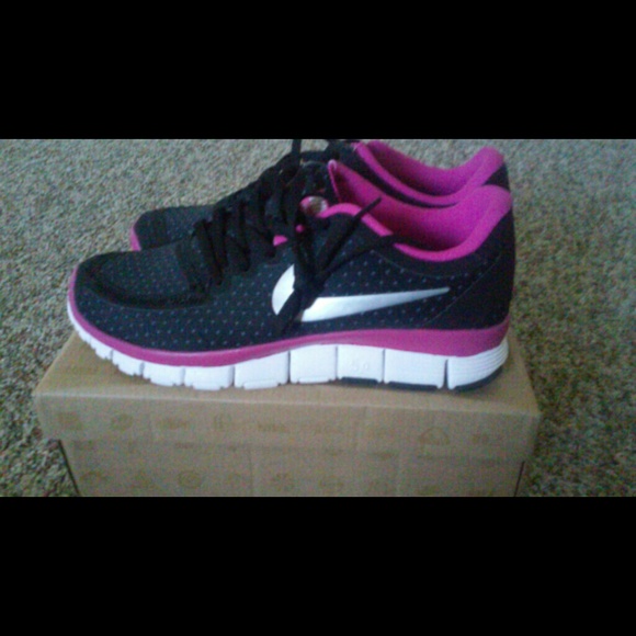 BRAND NEW women's Nike Free Run 5.0 sneakers