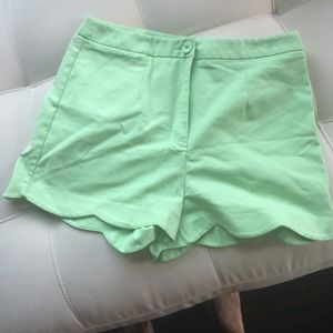 Scalloped highwaisted shorts.