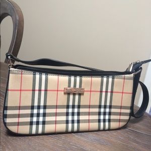 Purse burberry logo