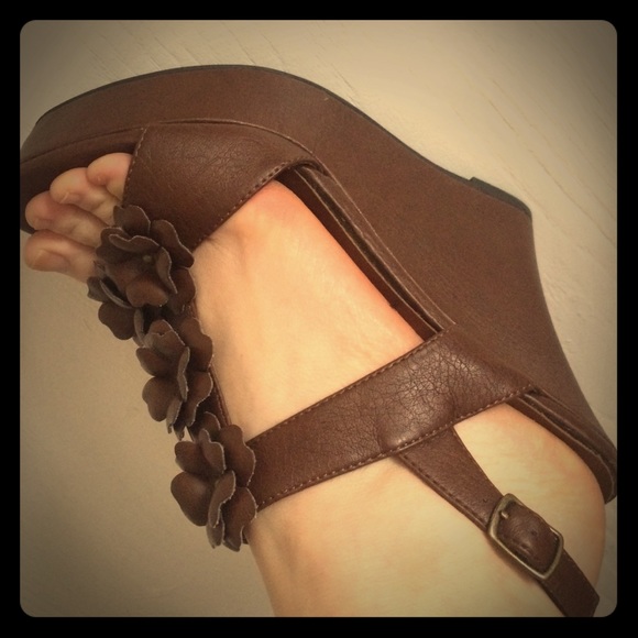 Brown flower accented wedge sandals