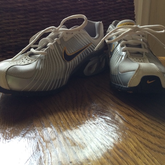 New Nike Max Air gym shoes